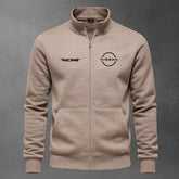 Chaqueta cuello alto Nissan Bordado color cocoa